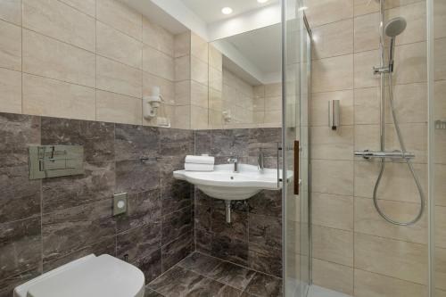 Standard Double Room image 5