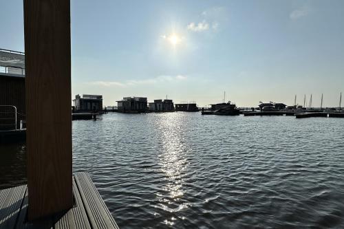 Houseboat 'RiggelBrug Sneekermeer' - Paviljoenwei 4 - Sneek (Offingawier)