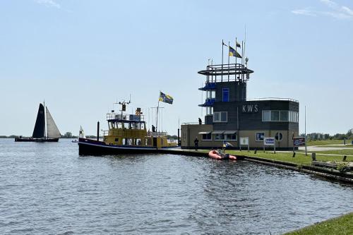 Houseboat 'RiggelBrug Sneekermeer' - Paviljoenwei 4 - Sneek (Offingawier)