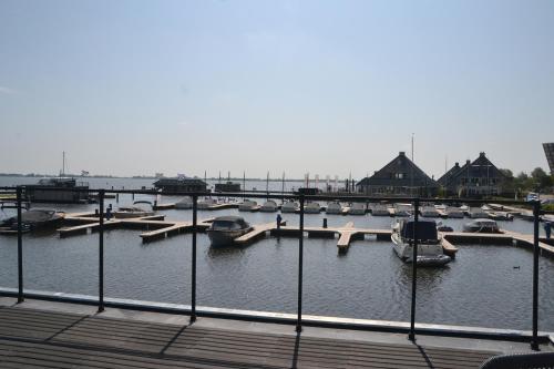 Houseboat 'RiggelBrug Sneekermeer' - Paviljoenwei 4 - Sneek (Offingawier)