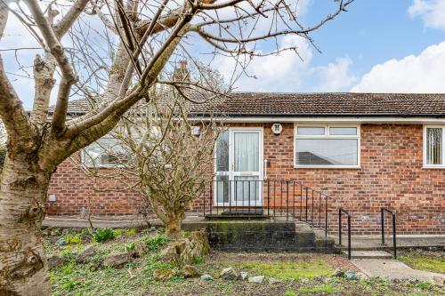 Lavish 2BR Bungalow Retreat in Birkenhead