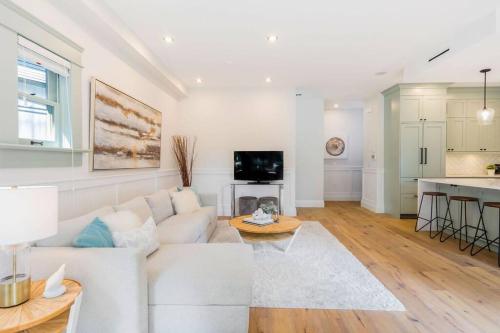 Easeful 2 Bedroom Unit Near English Bay in Vancouver, Canada