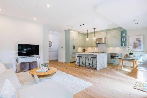 Easeful 2 Bedroom Unit Near English Bay in Vancouver, Canada