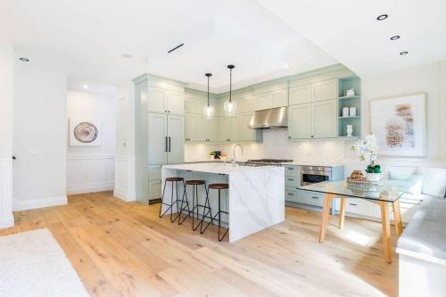 Easeful 2 Bedroom Unit Near English Bay in Vancouver, Canada