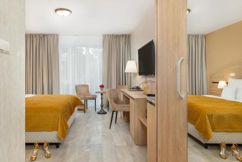 Deluxe Double Room with Balcony image 4
