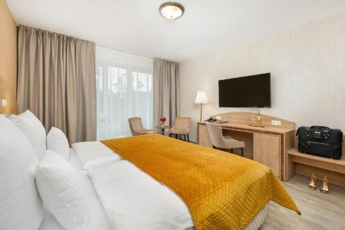 Deluxe Double Room with Balcony image 3