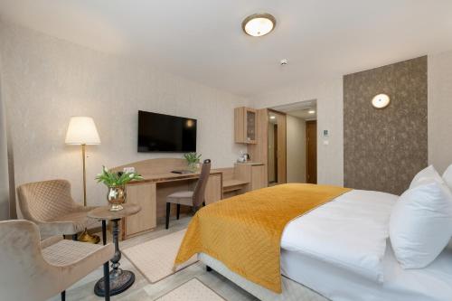 Standard Double Room image 3
