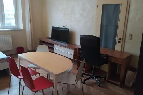 Spacious modern 3 bedroom aparment, Prague (photo 2)