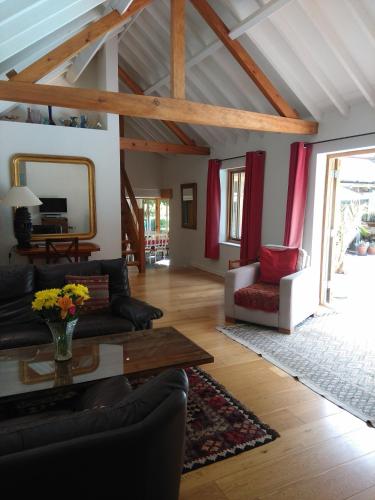 North Mundham Cottage, Shared Pool, Tennis Court, Zip Wire & Table Tennis! DOG FRIENDLY