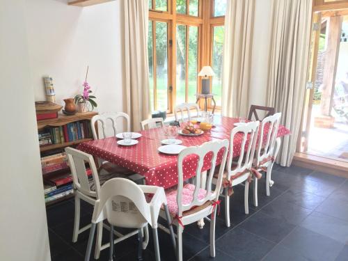 North Mundham Cottage, Shared Pool, Tennis Court, Zip Wire & Table Tennis! DOG FRIENDLY