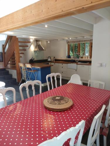 North Mundham Cottage, Shared Pool, Tennis Court, Zip Wire & Table Tennis! DOG FRIENDLY