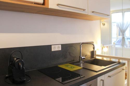 Bright apartment - near garden - image 2