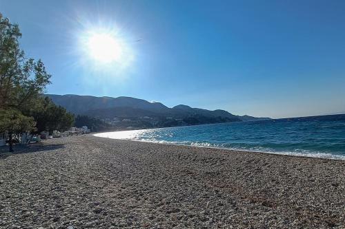 Ένα παράθυρο στο Αιγαίο. (Ενα παραθυρο στο Αιγαιο.) in 科卡里