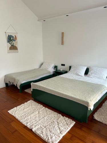 1 queen bed, 1 twin bed