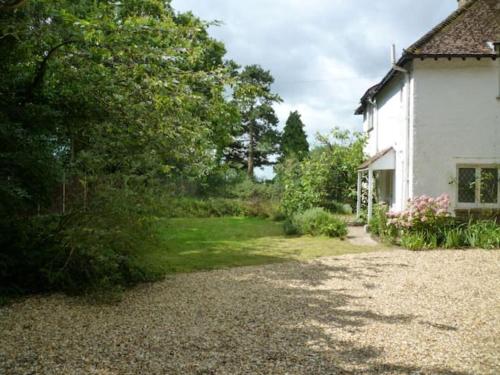 Cosy Family Cottage, Semi Rural Retreat - Dogs Welcome! Nearby Countryside, Beaches & Goodwood