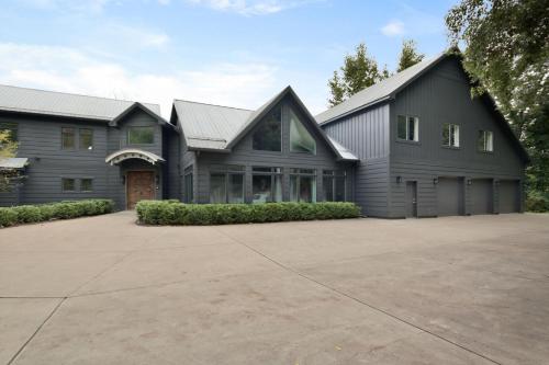 Dahlia By Dwell Vacations in Berrien Springs, USA