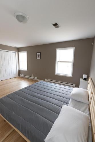 2-Bed Stylish Space mins to NYC in Jersey City, USA
