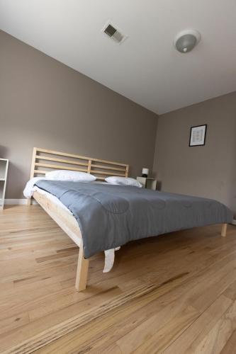 2-Bed Stylish Space mins to NYC in Jersey City, USA
