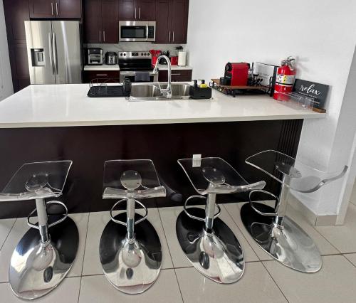 設施, Vacay Spot experience Luna Sky! 65" TV BAR, BBQ, SHOWER massage jets, music, go to FL Keys in 佛羅里達州霍姆斯特德(FL)