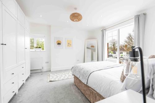 The Lymington Hub Slps 13 hot tub/chef/spa