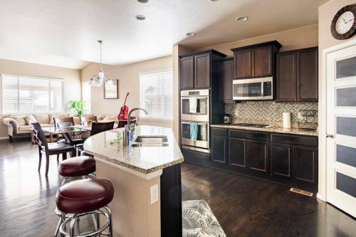Cozy hideaway in Spruce: 4BR Retreat close to DIA in Brighton, USA