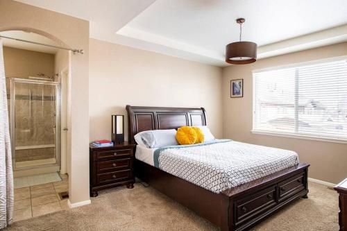 Cozy hideaway in Spruce: 4BR Retreat close to DIA in Brighton, USA
