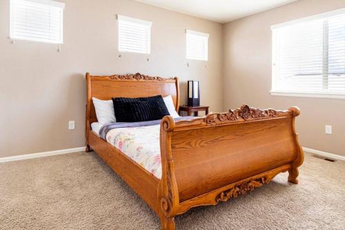 Cozy hideaway in Spruce: 4BR Retreat close to DIA in Brighton, USA