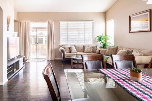 Cozy hideaway in Spruce: 4BR Retreat close to DIA in Brighton, USA