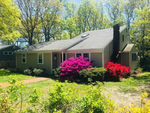 Adorable Cape beach house.3 min walk to beach! Renovated in Mashpee, Vereinigte Staaten von Amerika