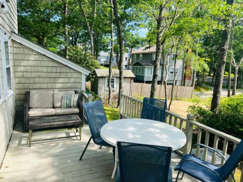 Adorable Cape beach house.3 min walk to beach! Renovated in Mashpee, USA