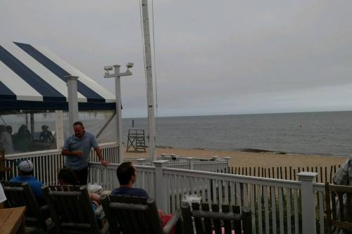 Adorable Cape beach house.3 min walk to beach! Renovated in Mashpee, USA