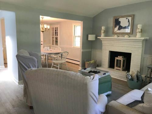 Adorable Cape beach house.3 min walk to beach! Renovated in Mashpee, USA