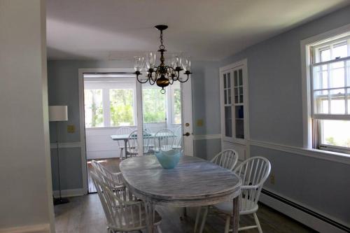 Adorable Cape beach house.3 min walk to beach! Renovated in Mashpee, USA