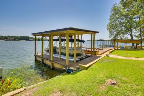 Waterfront Lake Hamilton Home with Private Dock in Hot Springs, USA