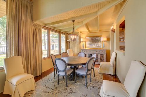 Waterfront Lake Hamilton Home with Private Dock in Hot Springs, USA