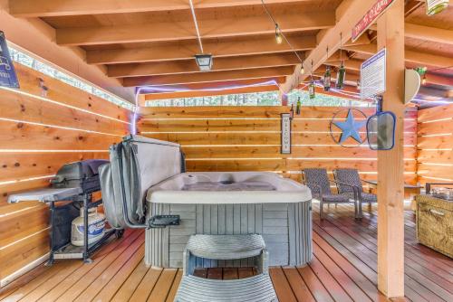 Ruidoso Cabin with Hot Tub - 2 Mi to Grindstone Lake - image 2