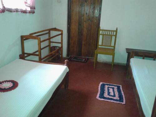 1 queen bed, 1 twin bed