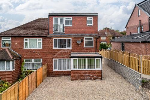 Immaculate 5-Bed House in Leeds