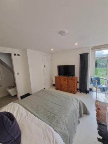 Garden Apartment, sleeps 4 in Near Center