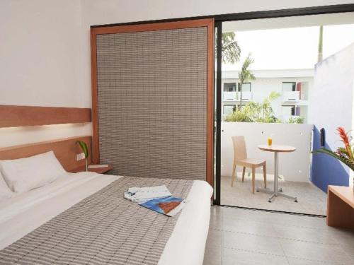 ONOMO Hotel Abidjan Onomo Abidjan is conveniently located in the popular Port-Bouet area. The property has everything you need for a comfortable stay. Service-minded staff will welcome and guide you at Onomo Abidjan. Som