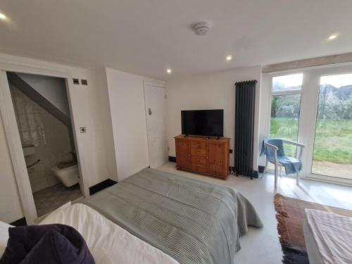 Garden Apartment, sleeps 4 in Near Center