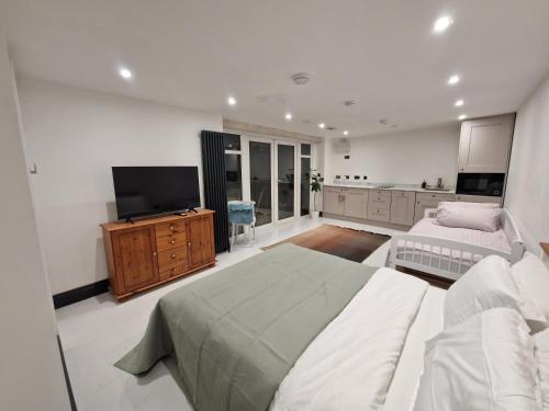 Garden Apartment, sleeps 4 in Near Center
