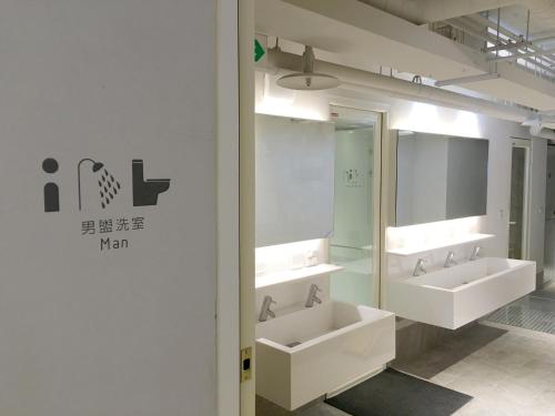 Shower, 日初青旅 Sundaily Hostel 北車 in Taipei