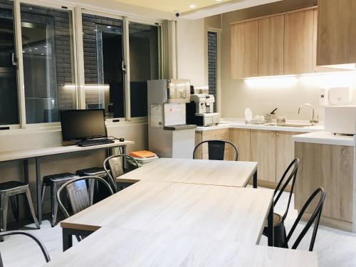 Shared lounge/TV area, 日初青旅 Sundaily Hostel 北車 in Taipei
