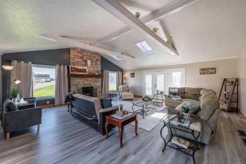 Maplewood Farmhouse + Hot tub in Howland Corners, USA