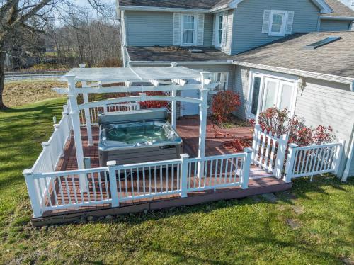 Maplewood Farmhouse + Hot tub in Howland Corners, USA