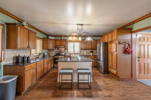 Maplewood Farmhouse + Hot tub in Howland Corners, USA