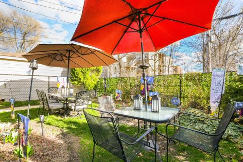 Griffin Manor with Yard about 5 Mi to Dtwn Chicago! - main image