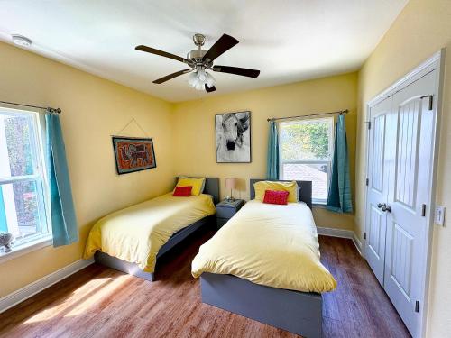 Walk Downtown, Private Parking, Short Drive to Beach & NAS