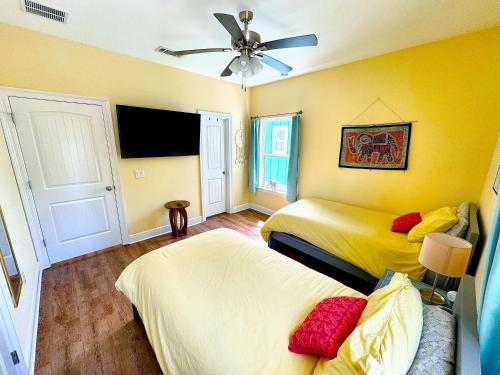 Walk Downtown, Private Parking, Short Drive to Beach & NAS